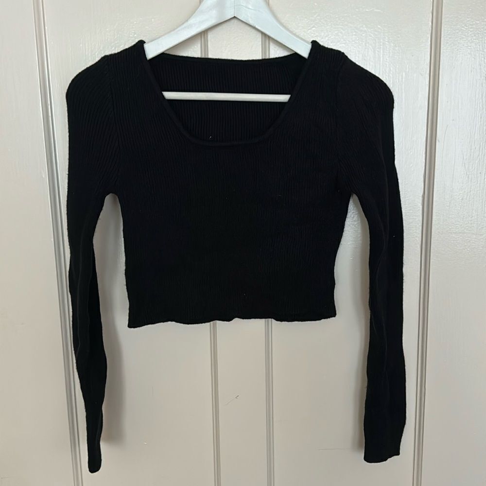 Black long sleeve knit crop top